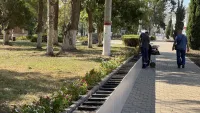 Новости » Общество: На морвокзале меняют верхние элементы подпорной стенки
