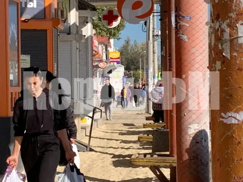 Новости » Общество: В Керчи вдоль торгового ряда по улице Еременко уложили новую тротуарную плитку