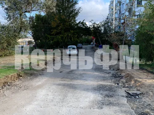 Новости » Общество: Вдоль Шоссе Героев Сталинграда в Керчи делают новый тротуар