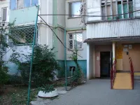Перед Центром социального обслуживания пожилых граждан в Керчи ни укрыться, ни присесть