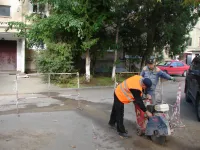 Новости » Коммуналка: Во дворе по Сморжевского, 4 в Керчи часть трубы отопления будут менять
