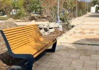 Новости » Общество: В Приморском парке устанавливают скамейки