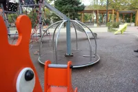 Новости » Общество: В Керчи продолжают ремонтировать поломанные элементы детских и спортивных площадок
