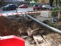 У дома №67 по улице Кирова в Керчи меняют тубы водовода