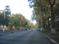 Новости » Общество: На Горького в Керчи укладывают первый слой асфальта на последней полосе движения