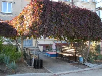 Новости » Общество: Возле МКД по Всесоюзной, 10 в Керчи установили новые лавочки