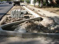 Новости » Общество: По Кирова в Керчи ведут подготовку к асфальтировке парковок в районе школы №25