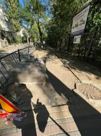 Новости » Общество: На улице Юннатов в Керчи с тротуара демонтируют целую плитку