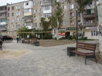 Новости » Общество: На улице Гайдара в Керчи установили ряд новых скамеек