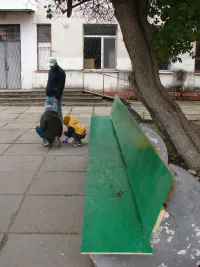 У поликлиники №2 в Керчи установили, наконец, новые лавочки