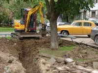 Новости » Общество: Во дворе МКД по Генерала Петрова,16 в Керчи готовятся укладывать кабель электроосвещения