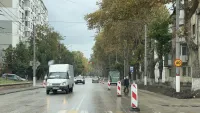 Новости » Общество: На Горького в Керчи продолжают снимать бордюры
