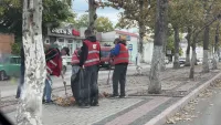 Новости » Коммуналка: В Керчи коммунальщики ежедневно борются с листопадом