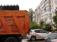 Новости » Общество: За домом по Генерала Петрова, 16 в Керчи вывозят старые бордюры