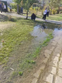 Новости » Общество: Два последних дня к школе №12 в Керчи из-за порыва водовода затруднен проход