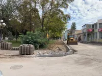 Новости » Общество: В Кооперативном переулке Керчи продолжается ремонт дороги и тротуаров