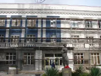 Новости » Общество: На школе № 17 в Керчи продолжают обновлять фасад