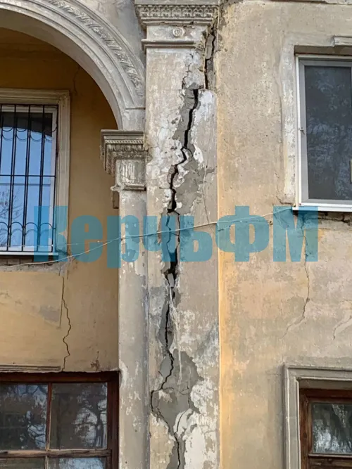 Новости » Общество: В Керчи в доме по Фестивальной, 6 образовалась огромная трещина