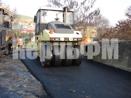 На дороге по улице Вити Коробкова в Керчи укладывают второй слой асфальта