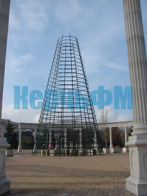 В Керчи за несколько дней каркас будущей новогодней елки вырос еще на несколько метров