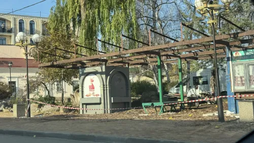 В Керчи начали разбирать остановочный павильон «Площадь Ленина»