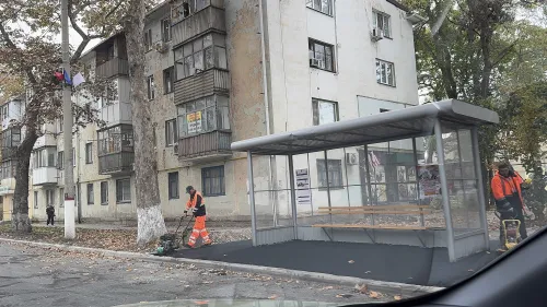 Новости » Общество: На Горького асфальтируют тротуары у остановок