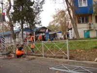 Новости » Общество: Вдоль новой дороги по Горького в Керчи устанавливают ограждения