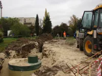 Новости » Коммуналка: У Центрального стадиона Керчи продолжают укладывать трубы нового водовода