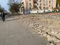 На Пролетарской в Керчи демонтировали старую плитку до улицы Кирова