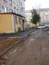 Новости » Общество: На придомовой территории Войкова, 31 в Керчи устанавливают элементы на детской площадке