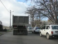 Новости » Общество: У гимназии №1 в Керчи явно не хватает парковки