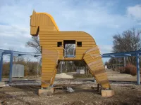 Новости » Общество: В Приморском парке Керчи установили Троянского коня