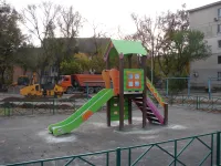 Новости » Общество: На придомовой территории района Всесоюзной, 10 установили первые элементы детской и спортивной площадок