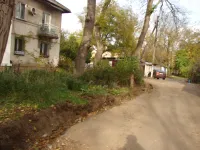 Новости » Общество: Жители домов по Казакова, 44, 46 в Керчи не могут дождаться благоустройства своих территорий