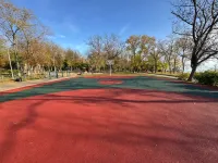 В Молодежном парке Керчи капитально ремонтируют спортивную площадку