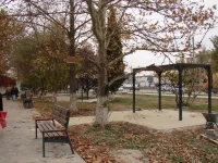 Новости » Общество: Под перголами в районе керченского РЭС укладывают тротуарную плитку