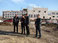 Новости » Спорт: Сегодня строящийся в Керчи бассейн посетил именитый спортсмен Евгений Рылов