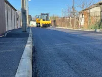 На улице Молодежной в Керчи сегодня завершали асфальтировку дороги