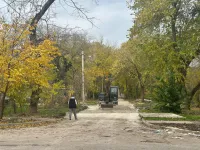 Новости » Общество: На улице Энгельса в Керчи продолжается ремонт дороги