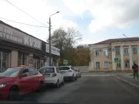 Керчане продолжают парковаться у пешеходного перехода