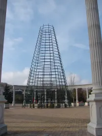 Новости » Общество: В Керчи за несколько дней каркас будущей новогодней елки вырос еще на несколько метров