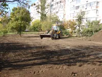 За домом №16 по Генерала Петрова в Керчи расчищают территорию