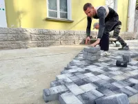 В Керчи продолжают укладывать плитку на тротуарах