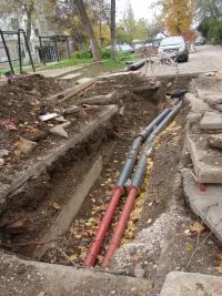 Новости » Коммуналка: У дома по Сморжевского, 4 в Керчи тепловики продолжают замену труб теплотрассы