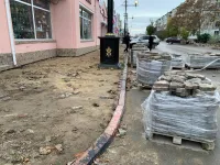 Новости » Общество: На Пролетарской в Керчи активно обновляют тротуары