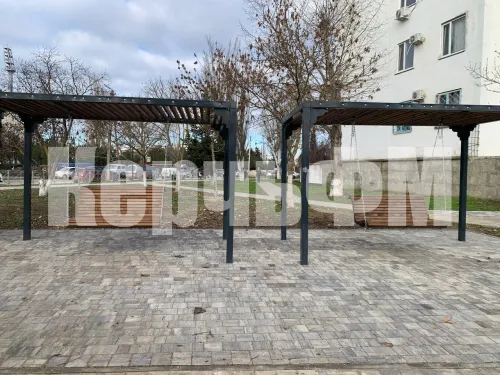 В районе РЭС в Керчи к перголам прикрепили качели