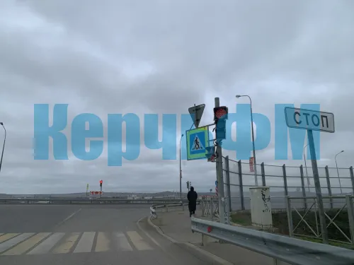 В Керчи дорожный знак "Уступи дорогу" стал флюгером