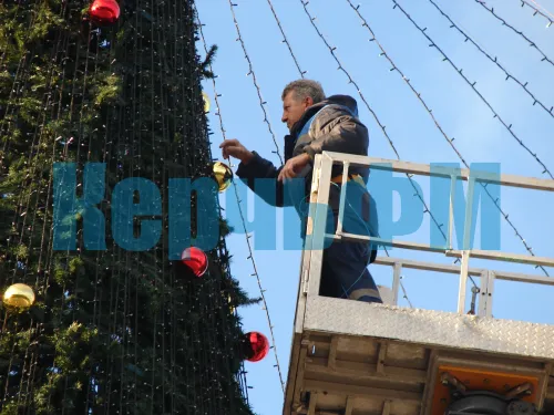 В Керчи ведутся последние приготовления к зажжению главной елки