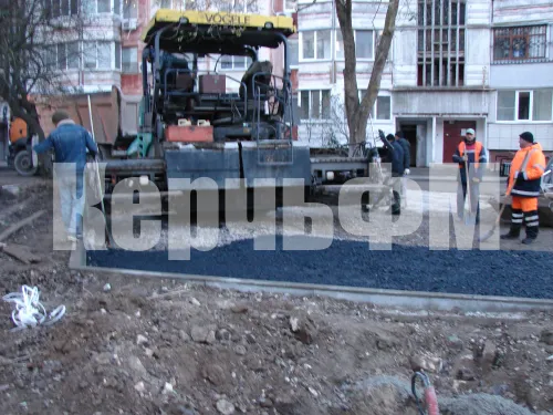 На придомовой территории района МКД по Генерала Петрова, 16 в Керчи асфальтируют парковки