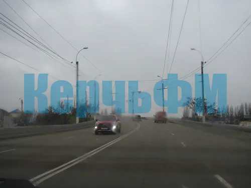В Керчи нанесли дорожную разметку на дорогу Горьковского моста